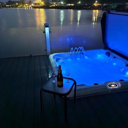 Lakeside Holiday Home With Hot Tub Tattershall Luaran gambar