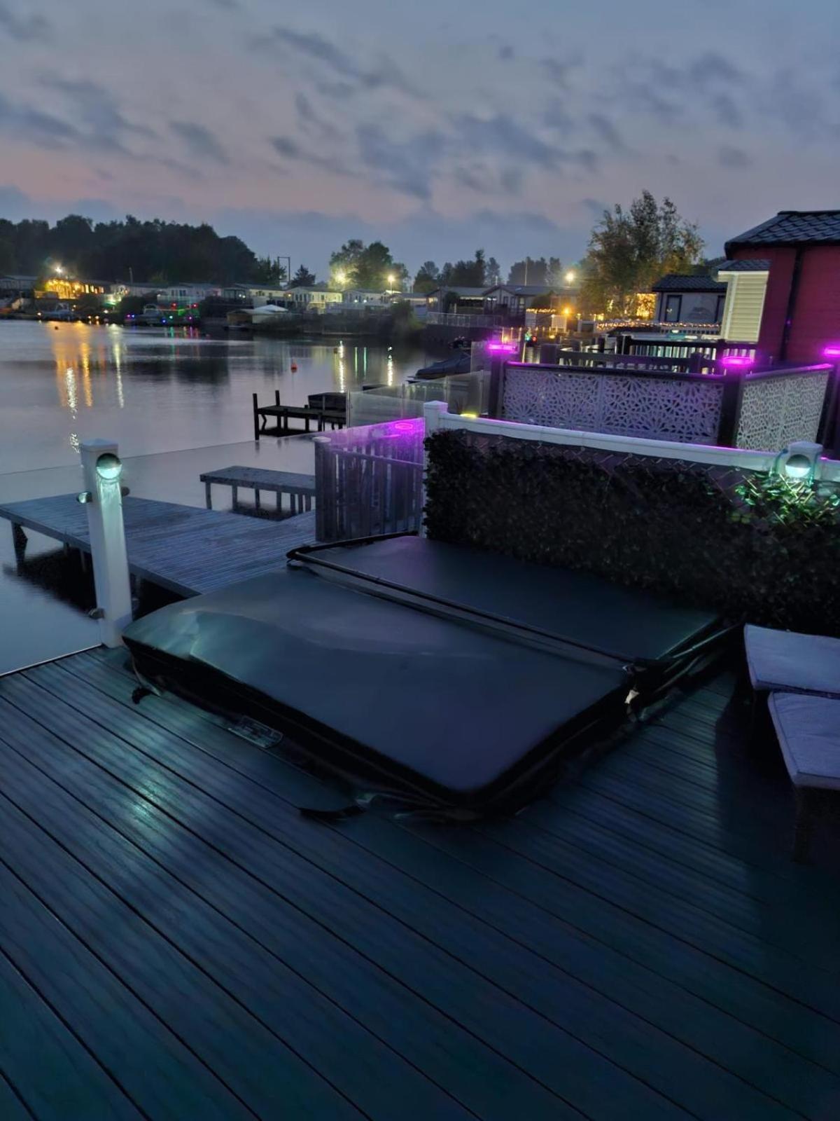 Lakeside Holiday Home With Hot Tub Tattershall Luaran gambar