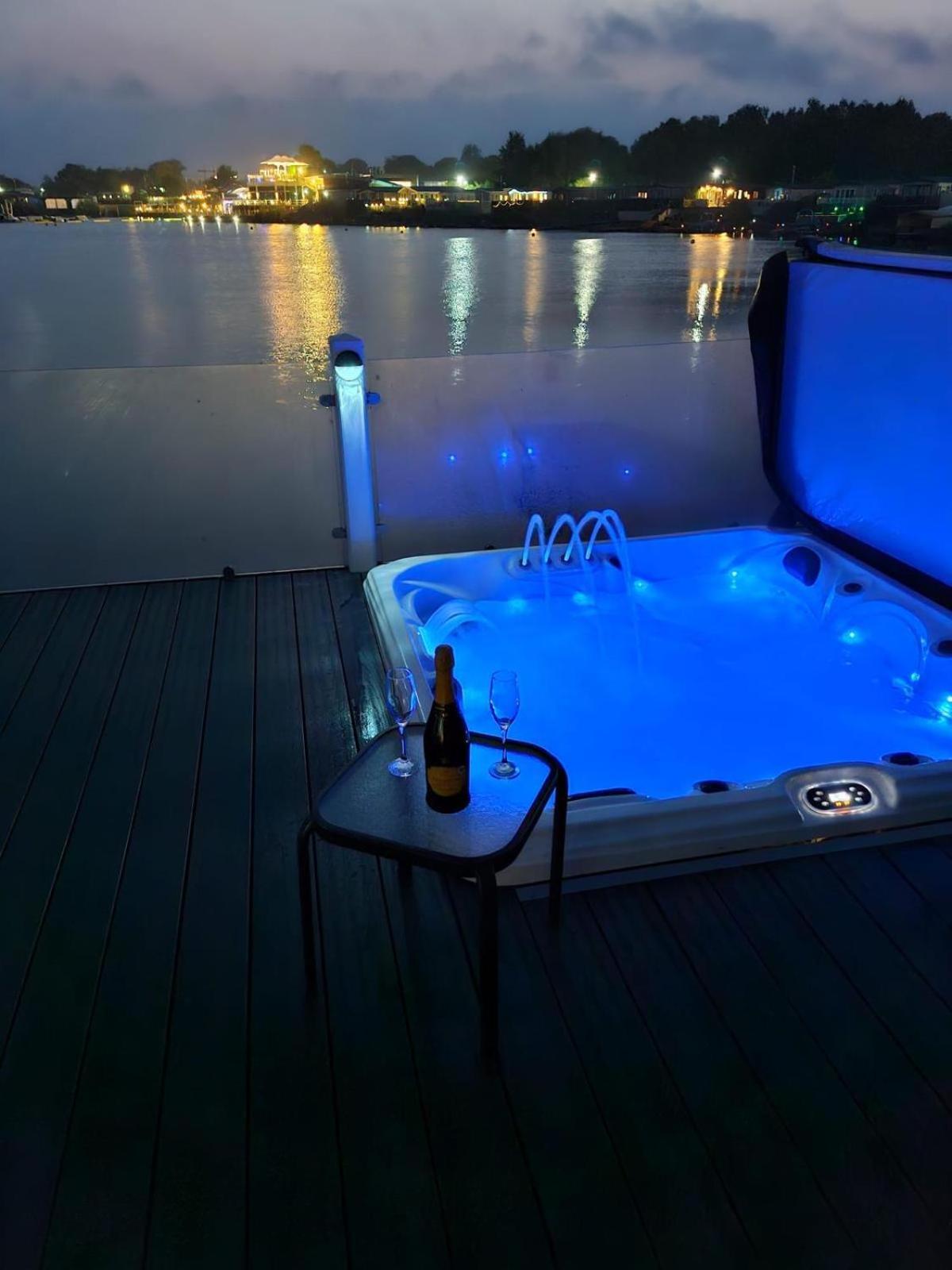 Lakeside Holiday Home With Hot Tub Tattershall Luaran gambar