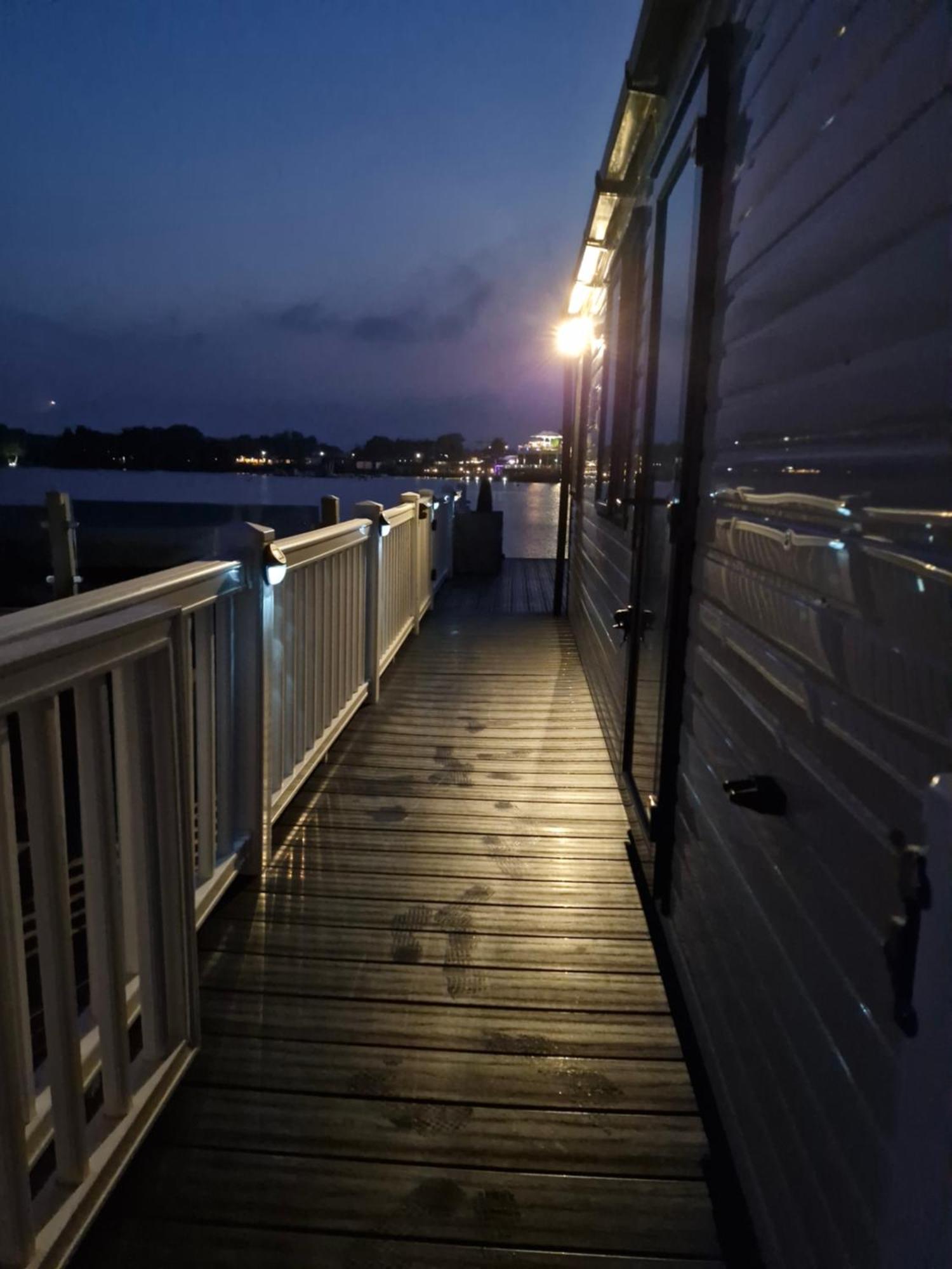 Lakeside Holiday Home With Hot Tub Tattershall Luaran gambar