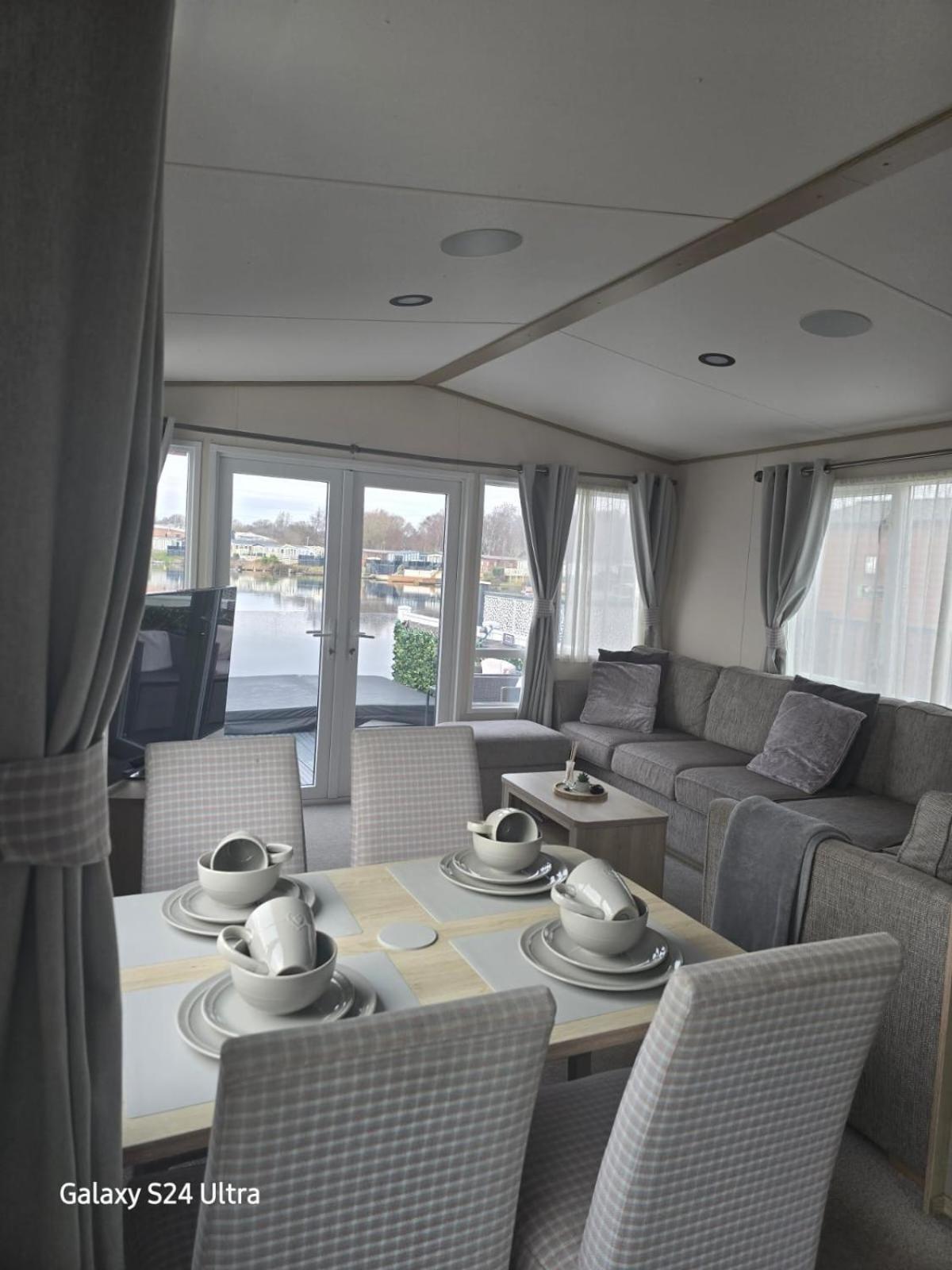 Lakeside Holiday Home With Hot Tub Tattershall Luaran gambar
