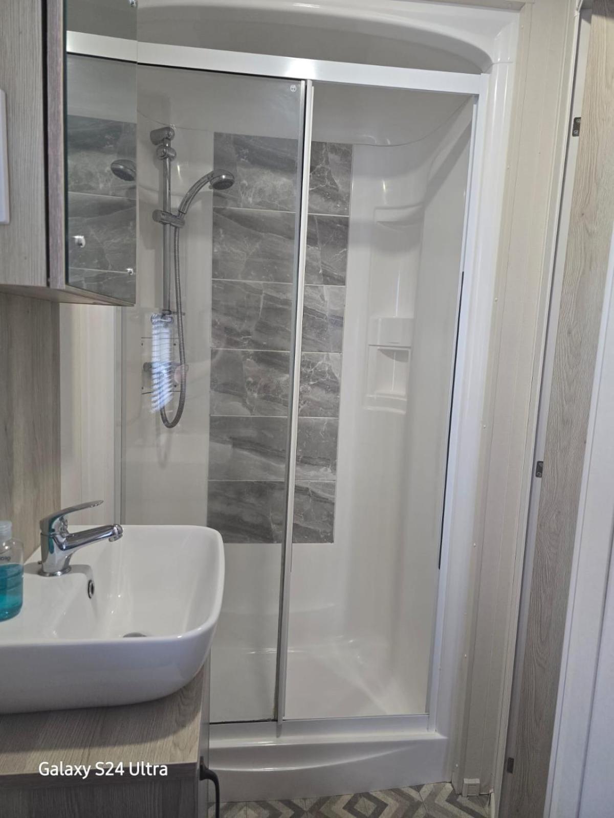 Lakeside Holiday Home With Hot Tub Tattershall Luaran gambar